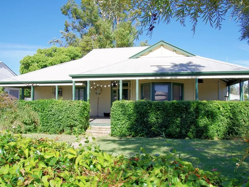 Country Charm & Spacious Interior