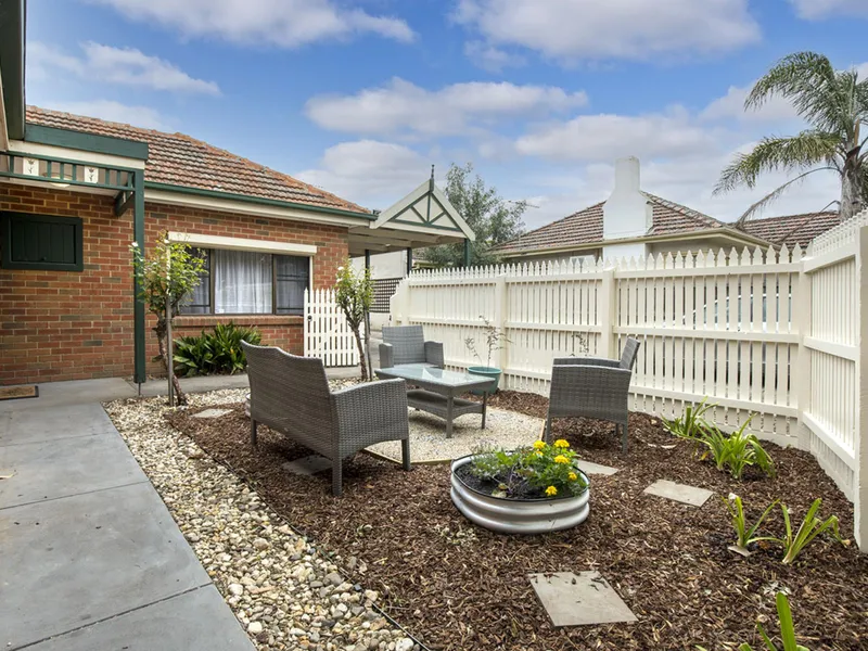 THE BEST OF BOTH INDOOR AND OUTDOOR LIVING