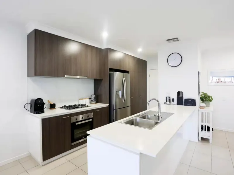 Modern 4 Bedroom Townhouse walk to schools, BBQ ,Swimming pool .ducted Air-con
