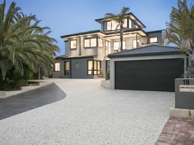 Oozing Coastal Class and Luxury!