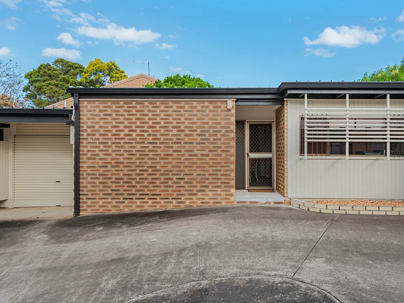 EASY-LIVING TOWNHOUSE OFFERING INCREDIBLE CONVENIENCE