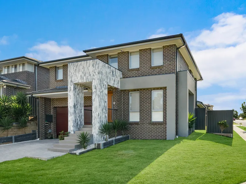 LUXURIOUSLY FINISHED HOUSE & DETACHED GRANNY FLAT!