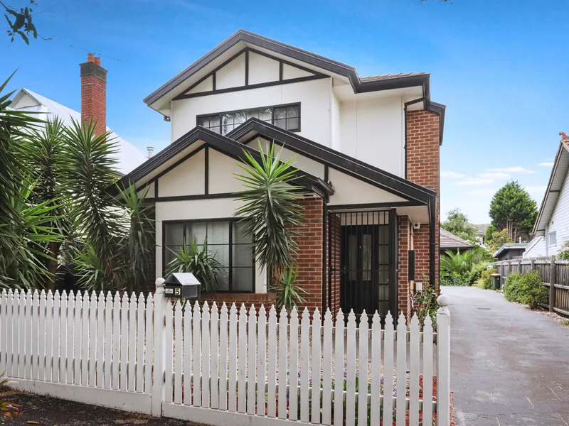 STYLISH HOME WITH SPACIOUS DOUBLE GARAGE!