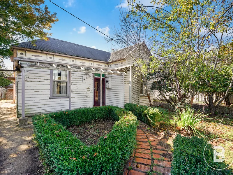 CHARMING RENOVATOR WITH SUBDIVISION POTENTIAL IN PRIME LOCATION.