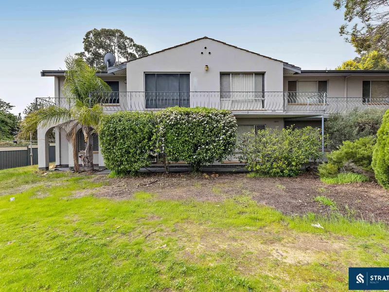 Convenient Ground Floor Unit with low maintenance and Easy Access to Amenities!!