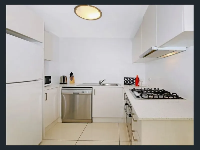 3 bed 3 bath 3 car spaces townhouse for lease !