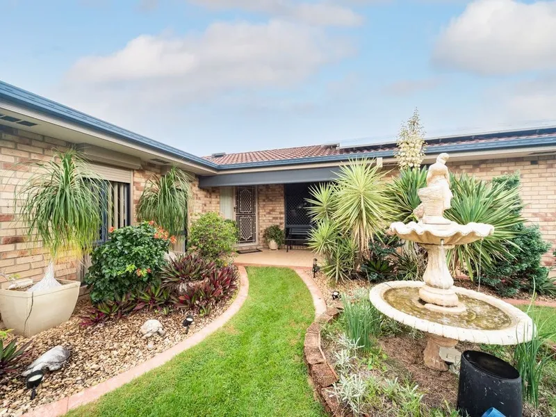 MAGNIFICENT 4 BEDROOM HOME WITH GREAT LAY-OUT.....ON HUGE 832m2 CORNER BLOCKIN IN SOUGHT AFTER SPRINGFILED