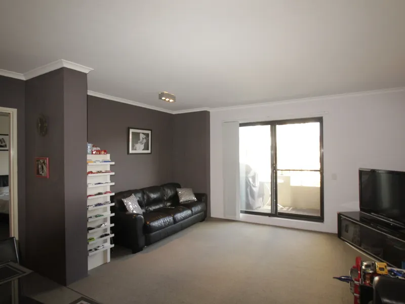 SPACIOUS ONE BEDROOM APARTMENT - MOORE PARK GARDENS