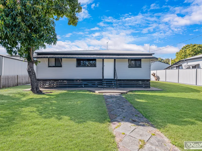 PRESENTS AS NEW 3 BED - 2 NEW BATHROOMS - NEW KITCHEN - 2 CAR - LEVEL 792m2 ALLOT