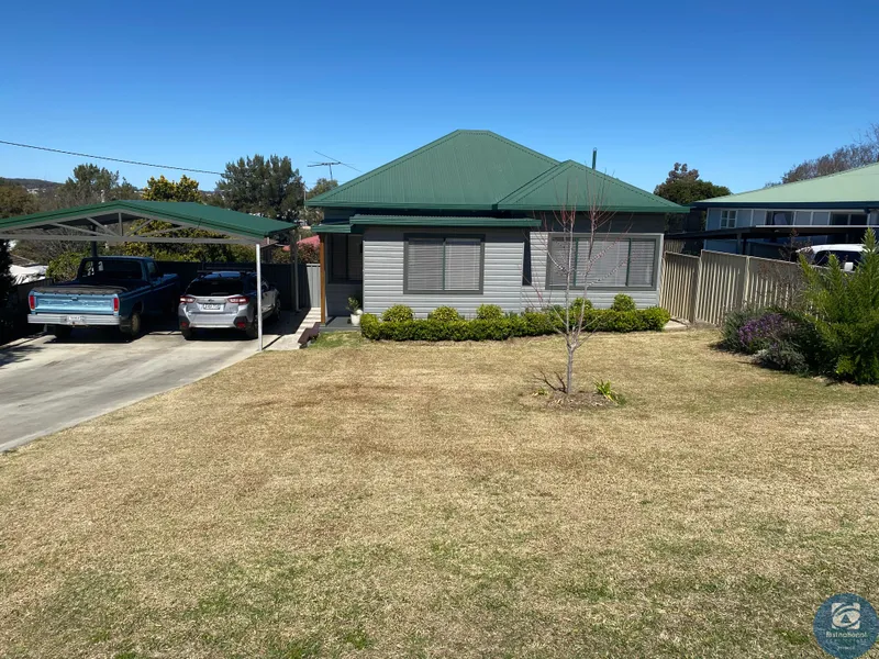Tidy home close to town!