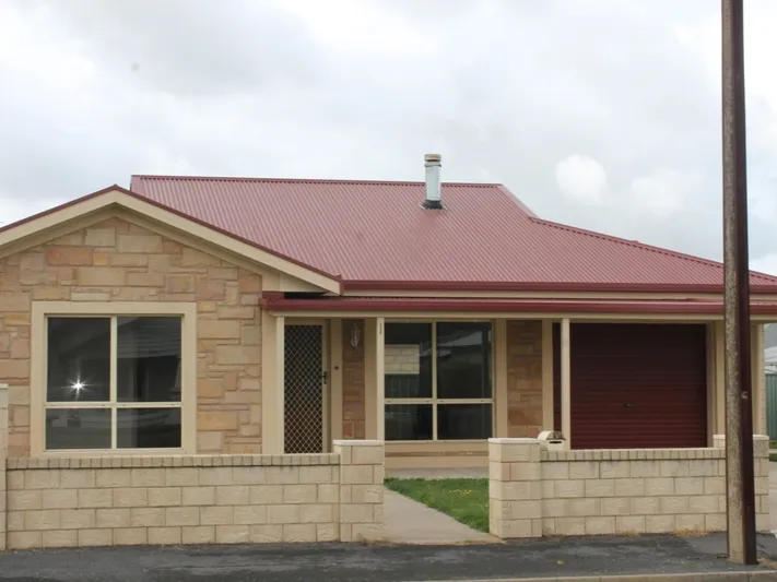 Comfortable & compact home within walking distance to the Main Street