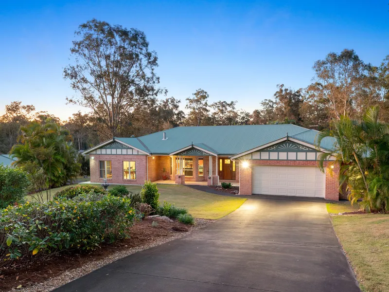 SUBURBAN OASIS LOCATED IN THE PRESTIGEOUS EXECUTIVE ACREAGE PRECINCT