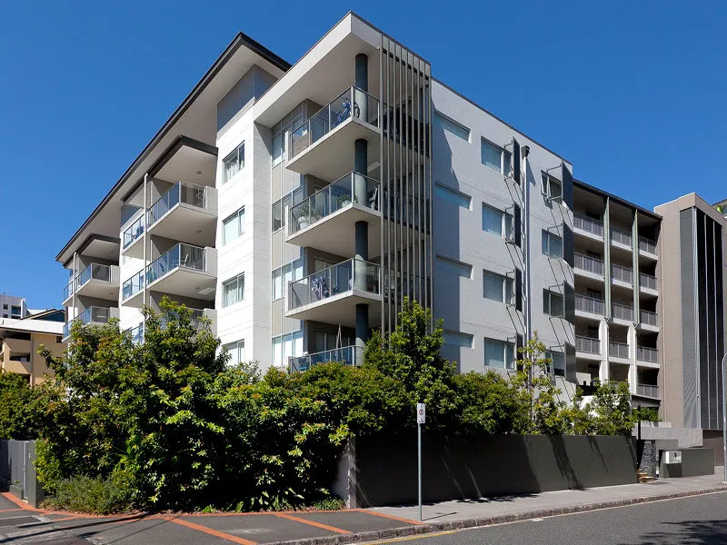 Modern Two Bedroom Two Bathroom Apartment With Lovely balcony - Family Friendly - Fully Furnished