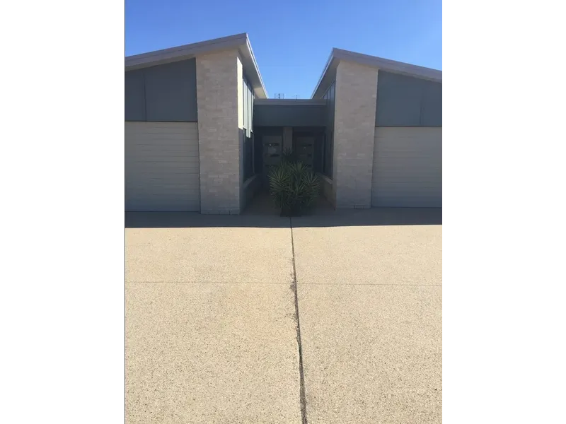 Elegant Unit located in a quiet estate - Available end of August