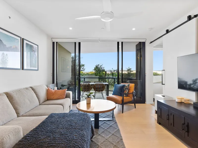 Stylish Coastal Living: Luxury Unit in Magnoli Apartments, Palm Beach
