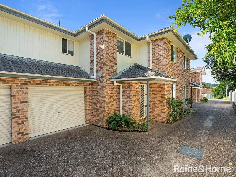 Beautiful Townhouse In Sought After Location