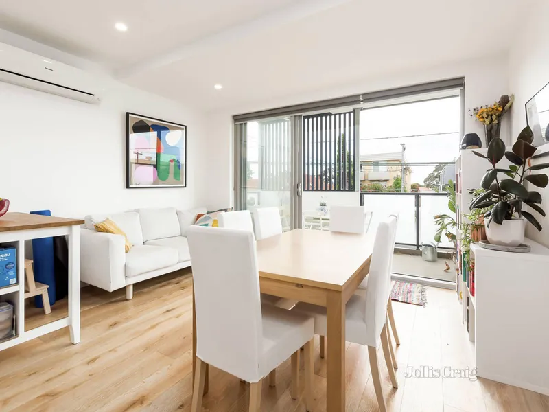 Easy and stylish city-fringe living