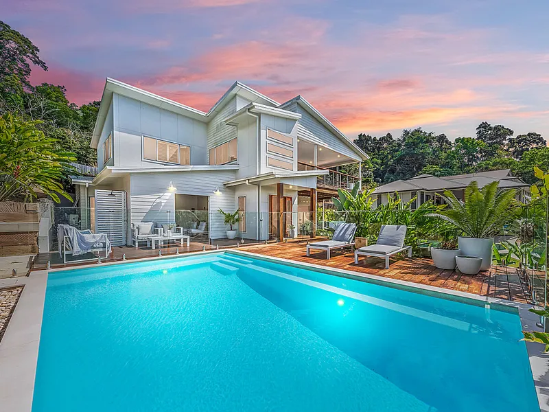 Luxurious Entertainer With Uninterrupted Lush Green Outlook