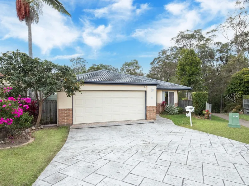 Beautiful Family Home witnin Stretton State School Catchment
