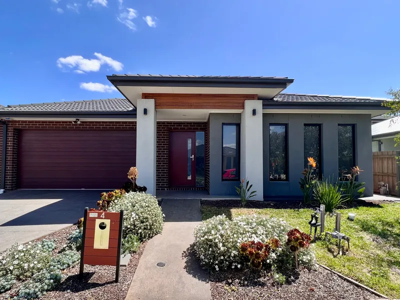 Modern & Luxurious Family Home with Premium Upgrades at a Perfect Location!