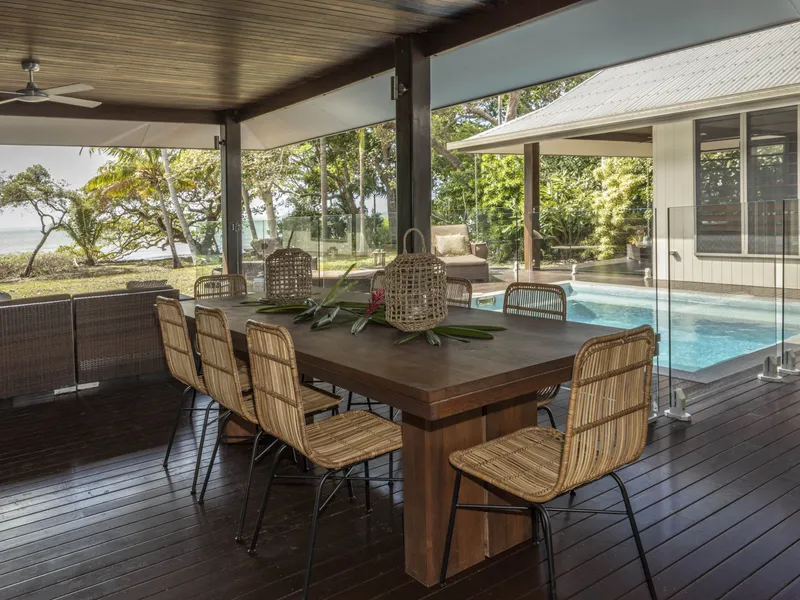 COASTAL LUXE on Absolute Beachfront