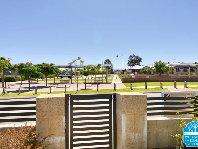 IDEAL LOCATION!   OPPOSITE PARK AND CLOSE TO SHOPPING CENTRE.
