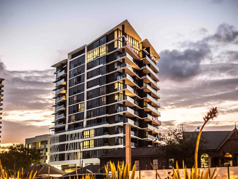 Luxurious Furnished One bedroom + Study. Close to The University of Queensland.