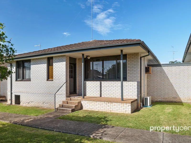 Spacious villa with amazing potential!