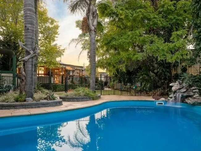 A Grand, Resort-Style Entertainer!