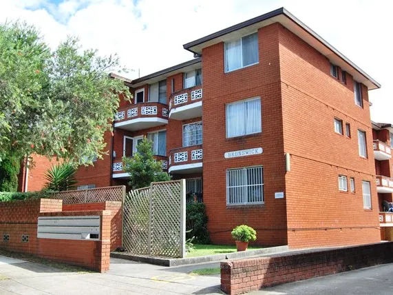 FRESHLY PAINTED - BEAUTIFUL LOCATION- YOU WILL LOVE IT.