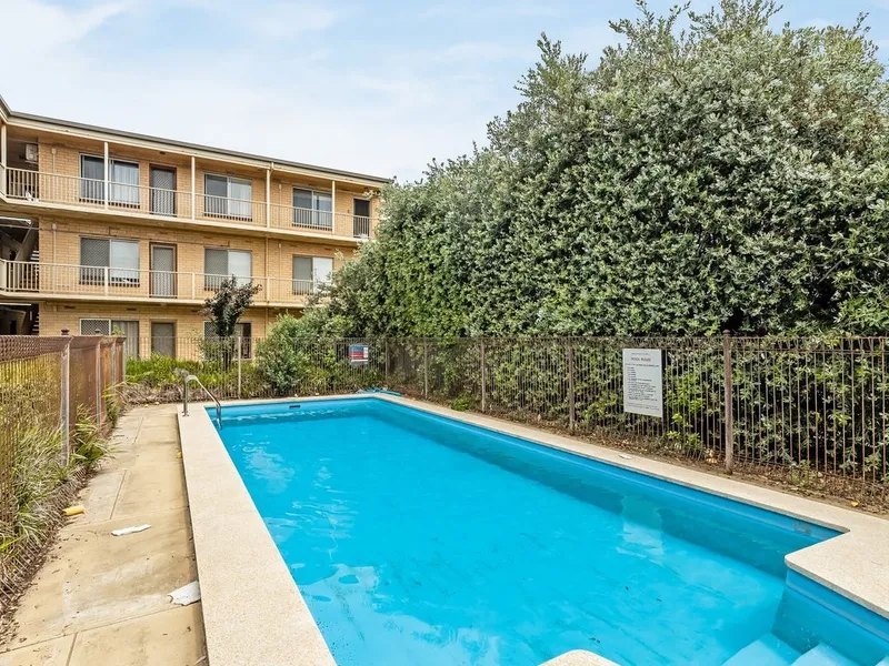 GREAT LOCATION - MINUTES TO HENLEY SQUARE & THE BEACH!