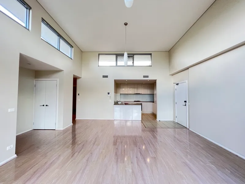 Penthouse|Timber floor & tile |High Ceiling | Close to the shopping center