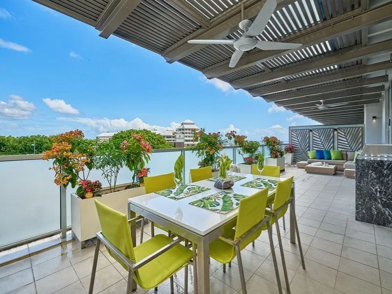 EXCLUSIVE HARBOUR LIGHTS APARTMENT - ABSOLUTE WATERFRONT LOCATION!