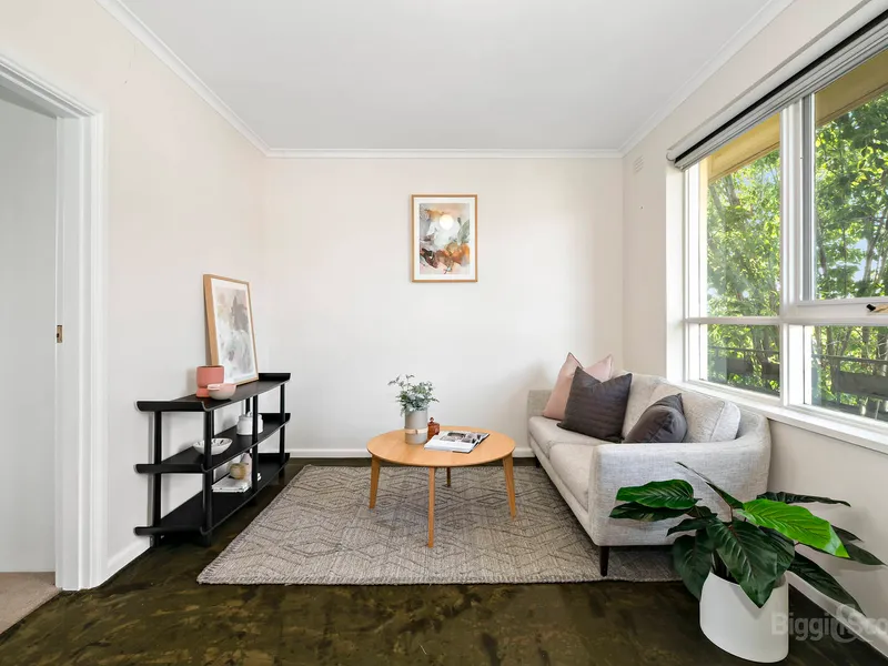 TOP FLOOR, LEAFY OUTLOOK, SUNNY DISPOSITION!