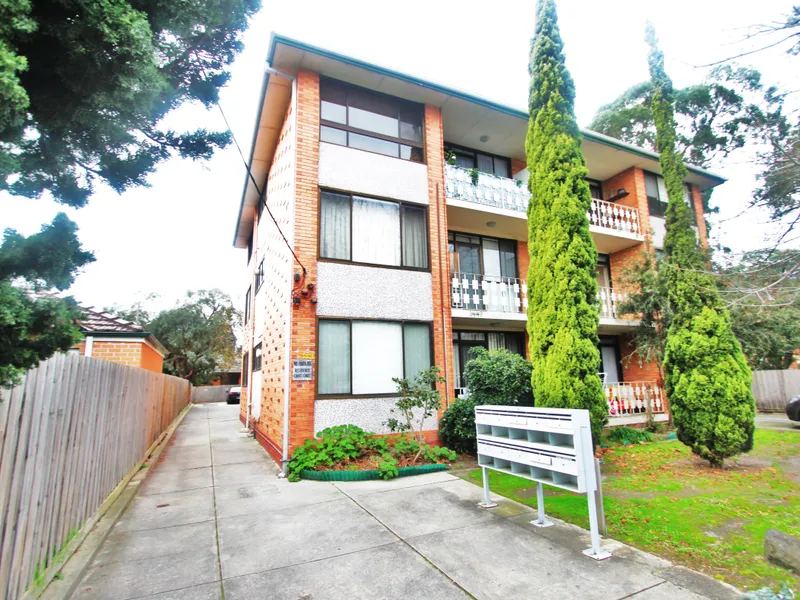 Large 2 bedroom apartment with separate living and dining rooms