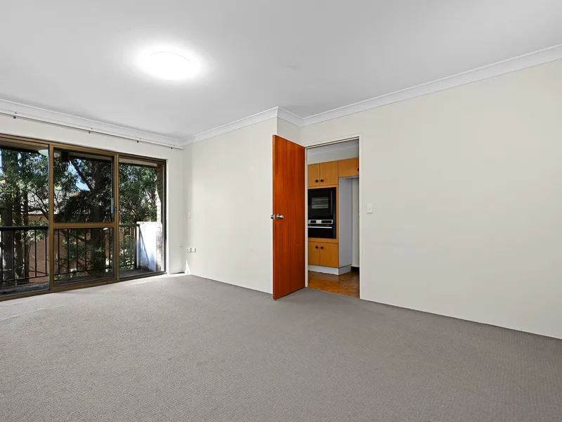 Walking distance to Eastwood shops and train station