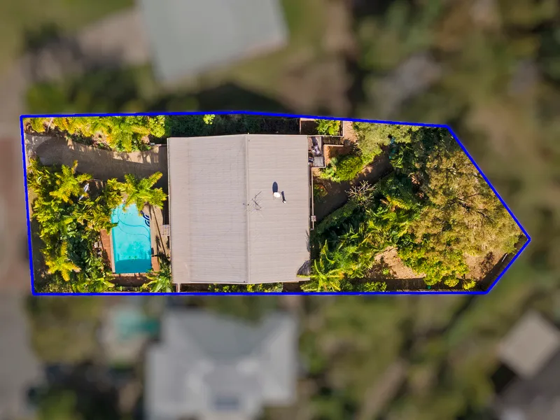A PRIVATE OASIS!! SPACIOUS FAMILY HOME ON ¼ ACRE WITH POTENTIAL GRANNY-FLAT, SWIMMING POOL & OCEAN VIEWS.