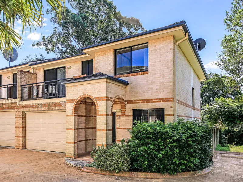 Spacious Townhouse in Convenient Location !!
