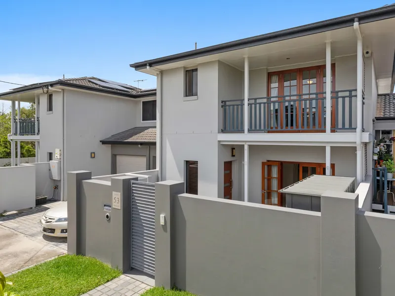 Luxury Modern Townhouse with Ducted Air-conditioning in Carina.