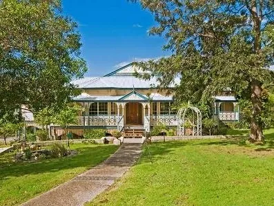 MODERN QUEENSLANDER WITH HAMPTONS STYLE, FULLY USABLE ACREAGE, ROOM FOR HORSES