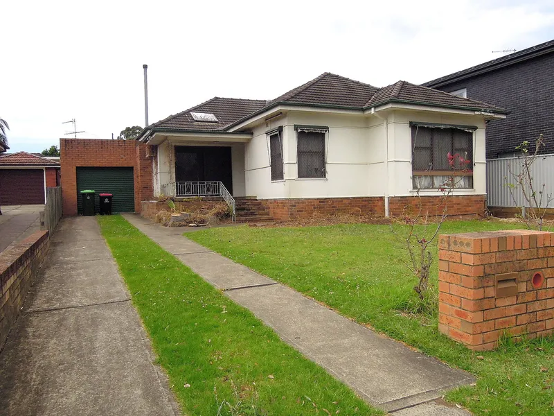 HUGE 5 BEDROOM HOME PLUS SELF CONTAINED FLAT