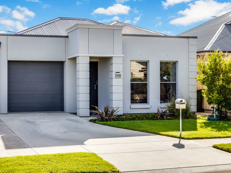 COURTYARD CUTIE WITH HUGE OPEN PLAN LIVING!