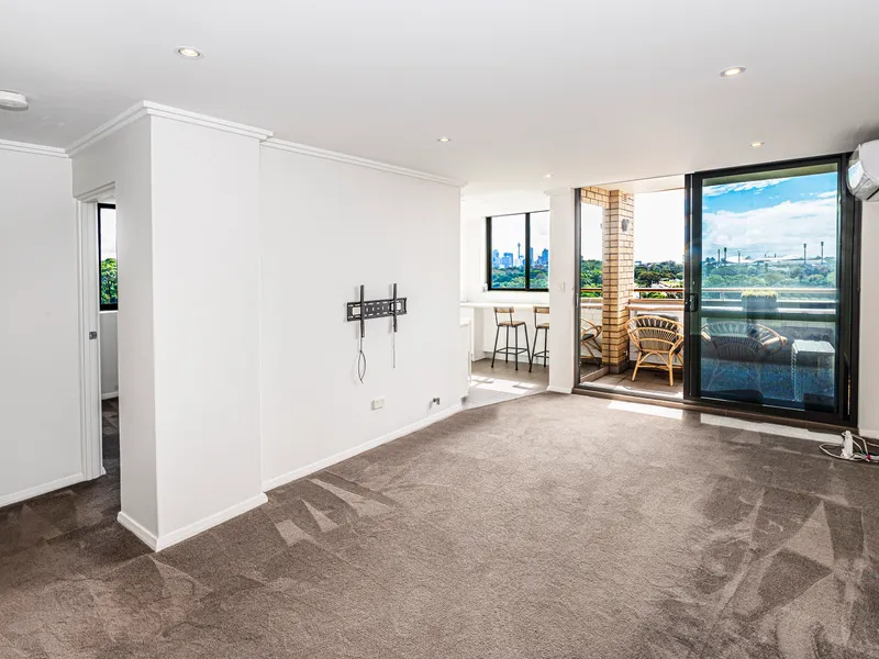 TRANQUIL APARTMENT WITH CITY SKYLINE VIEWS