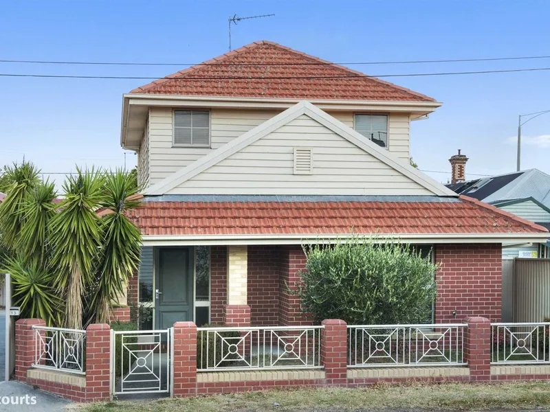 Central Townhouse in Prestigious Lake Wendouree