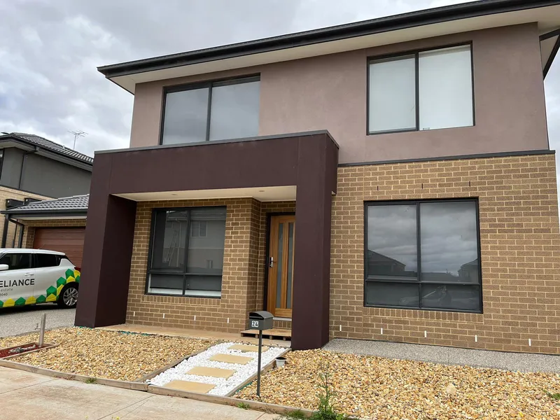 Modern Family Home!! Short Drive to Woodlea Shopping Centre.