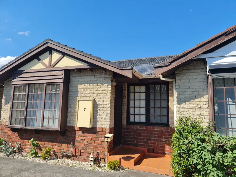 A Stones Throw From The Beach - Spacious 1 Bedroom home