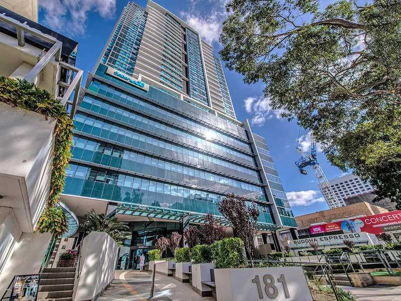 STYLISH NORTH FACING FAIRLANES APARTMENT