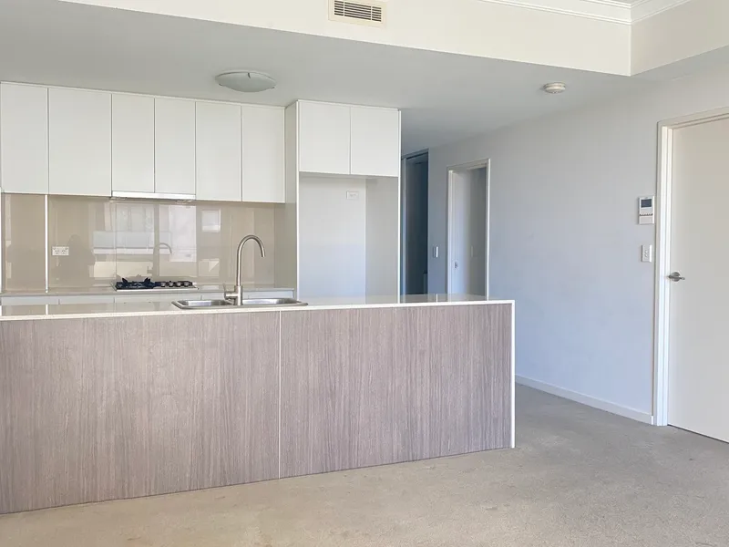 SPACIOUS 2 BEDROOM APARTMENT WITH 1 CAR SPACES FOR LEASE