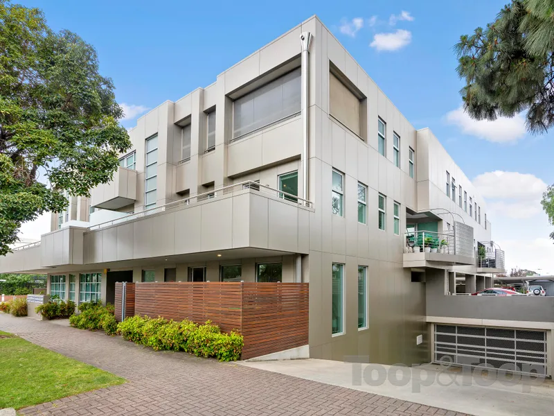 William St Entrance - Vendor says SELL! All offers welcome!