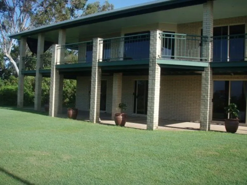 Lovely Bush Setting and Sea Views